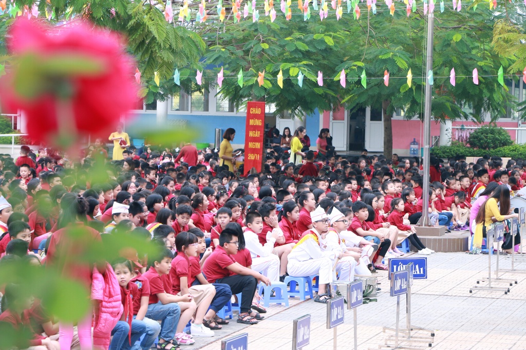 hoc tro nho ben len tang hoa co giao trong le mit tinh ki niem ngay 2011