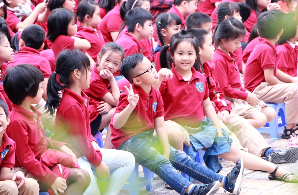 hoc tro nho ben len tang hoa co giao trong le mit tinh ki niem ngay 2011