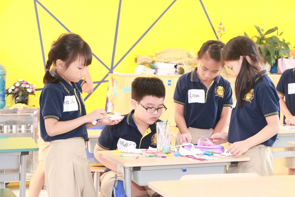 'Ngày đồng cảm': Phụ huynh 'đổi vai' làm giáo viên đứng trên bục giảng ngay dong cam phu huynh doi vai lam giao vien dung tren buc giang