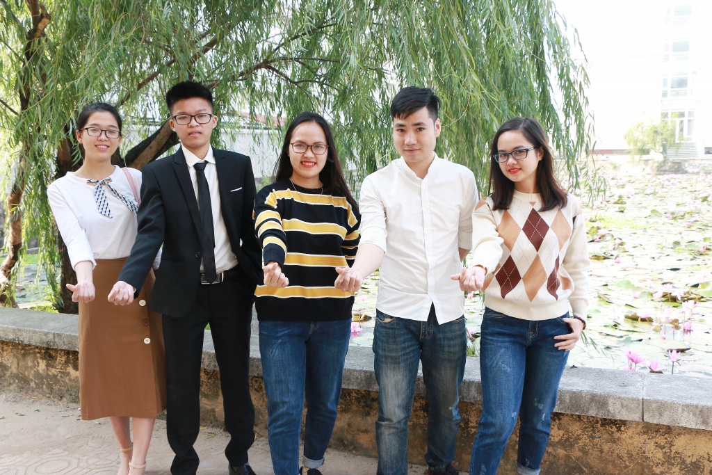 sinh vien tha hon giua sac tim mo mang o ho hoa sung khuon vien dh bach khoa