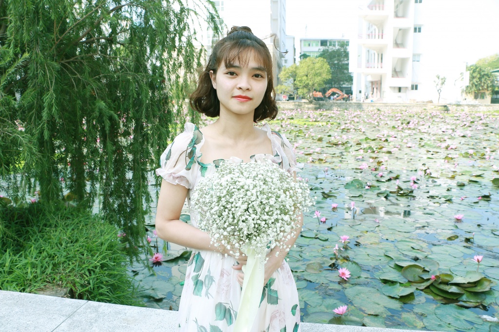 Sinh viên 'thả hồn' giữa sắc tím mơ màng ở hồ hoa súng khuôn viên ĐH Bách Khoa sinh vien tha hon giua sac tim mo mang o ho hoa sung khuon vien dh bach khoa