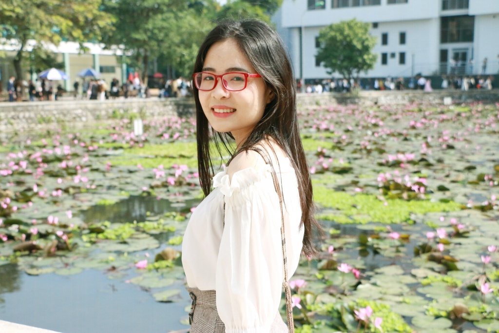 Sinh viên 'thả hồn' giữa sắc tím mơ màng ở hồ hoa súng khuôn viên ĐH Bách Khoa sinh vien tha hon giua sac tim mo mang o ho hoa sung khuon vien dh bach khoa