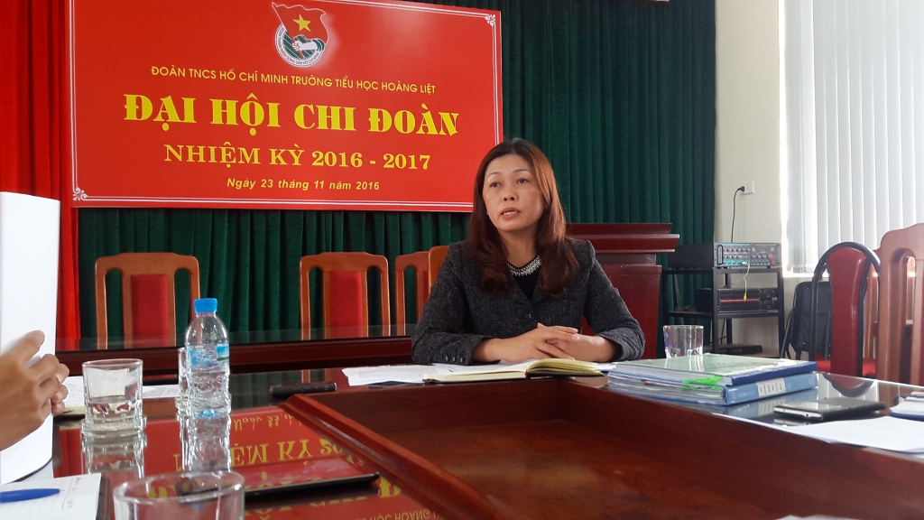 ha noi buoc thoi viec co giao dan bang dinh vao mieng hoc sinh lop 3