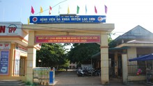 Hòa Bình: Một bệnh nhân được bó chiếu, khiêng bằng cọc tre về nhà