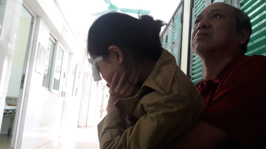 hoc sinh bi tai nan hong mat co giao khong hoi tham ma con quat chau