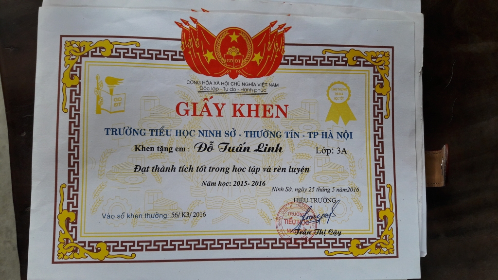 hoc sinh bi 43 ban tat vao mat da hoa dong tro lai