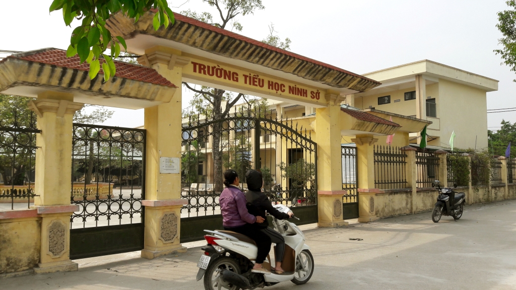 hoc sinh bi 43 ban tat vao mat da hoa dong tro lai