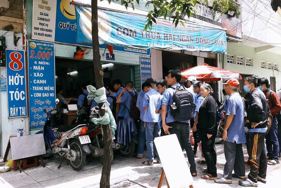 an com 2000 lai grab uong tra sua bi len an sinh vien gio kho qua