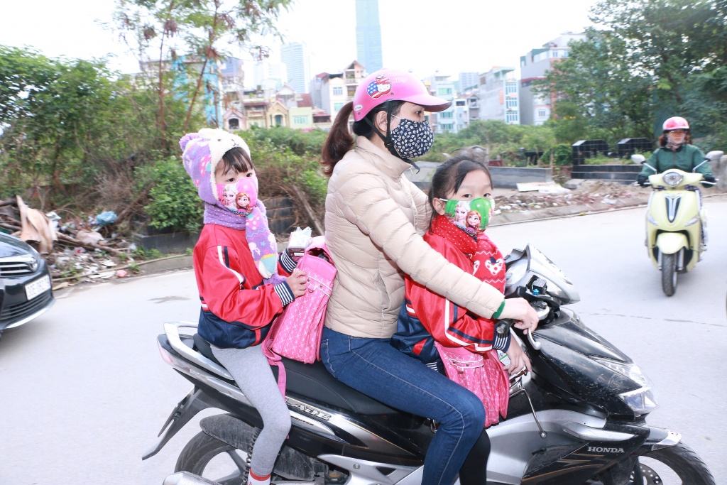 ha noi ret dam hoc sinh mac kin mit voi va den truong vi ngu quen