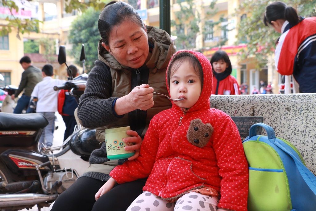 ha noi ret dam hoc sinh mac kin mit voi va den truong vi ngu quen