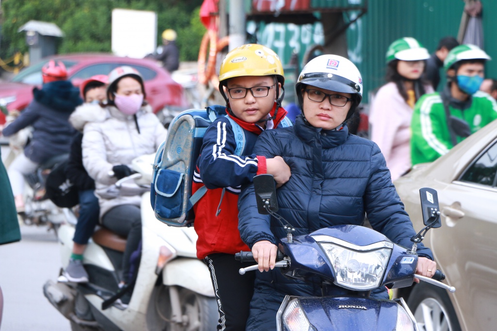 ha noi ret dam hoc sinh mac kin mit voi va den truong vi ngu quen