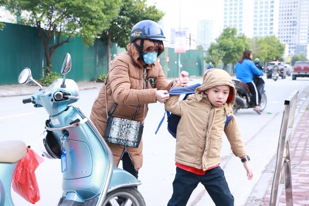 ha noi ret dam hoc sinh mac kin mit voi va den truong vi ngu quen