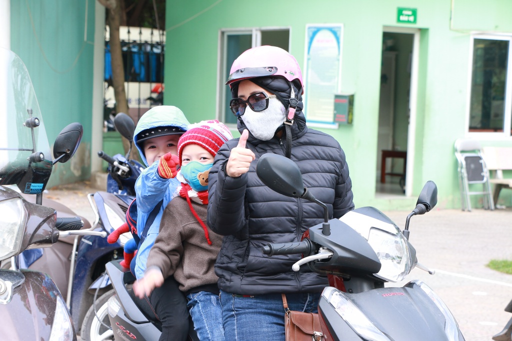 ha noi ret dam hoc sinh mac kin mit voi va den truong vi ngu quen