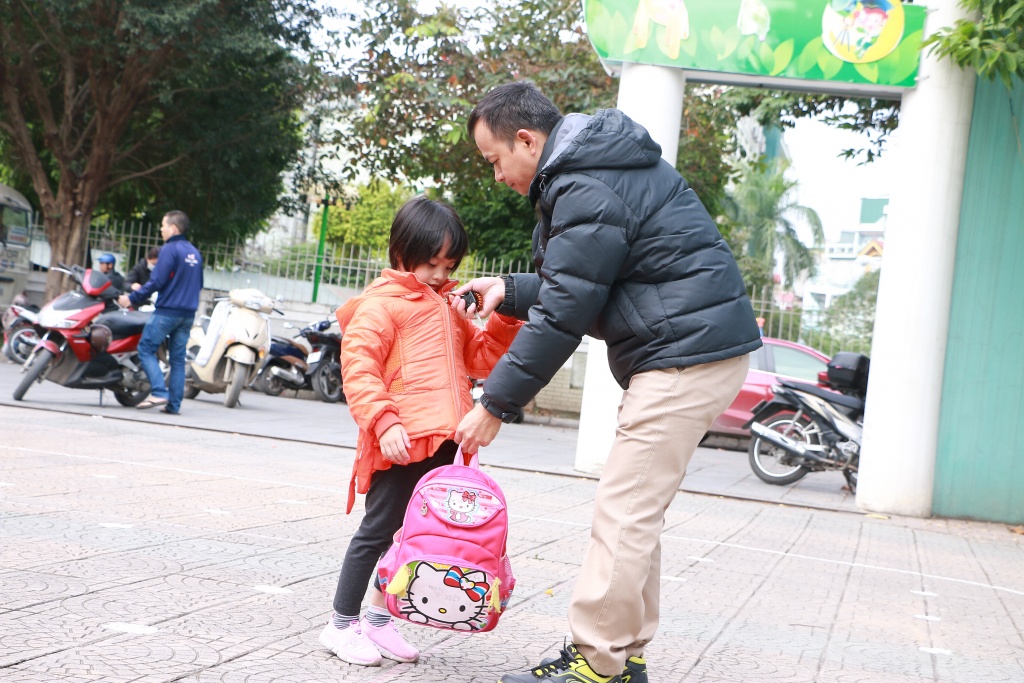 ha noi ret dam hoc sinh mac kin mit voi va den truong vi ngu quen