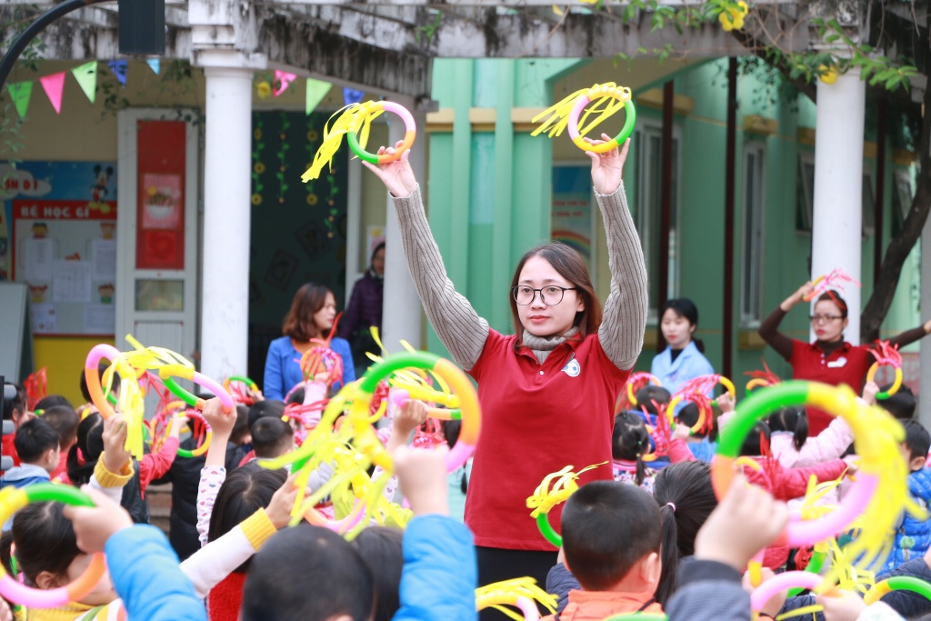 ha noi ret dam hoc sinh mac kin mit voi va den truong vi ngu quen