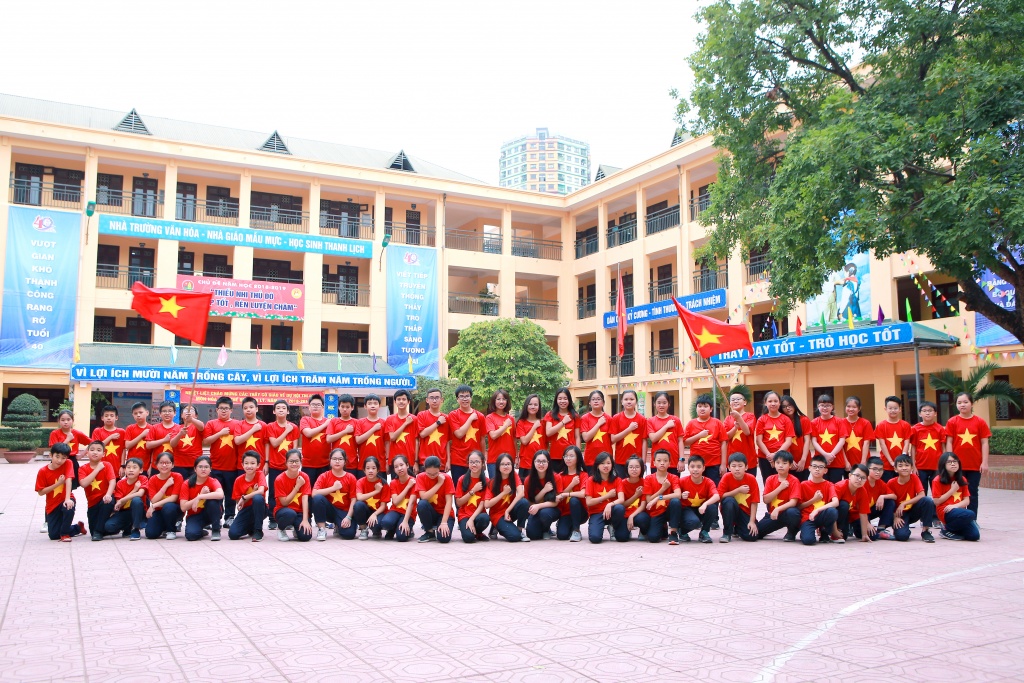 Cô trò cùng nhuộm đỏ lớp học cổ vũ ĐT Việt Nam đá chung kết AFF Cup 2018 co tro cung nhuom do lop hoc co vu dt viet nam da chung ket aff cup 2018