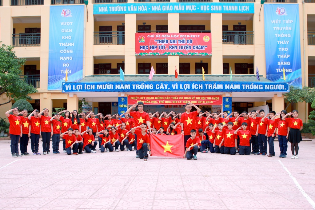 Cô trò cùng nhuộm đỏ lớp học cổ vũ ĐT Việt Nam đá chung kết AFF Cup 2018 co tro cung nhuom do lop hoc co vu dt viet nam da chung ket aff cup 2018