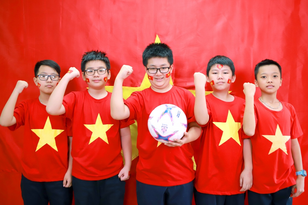 Cô trò cùng nhuộm đỏ lớp học cổ vũ ĐT Việt Nam đá chung kết AFF Cup 2018 co tro cung nhuom do lop hoc co vu dt viet nam da chung ket aff cup 2018