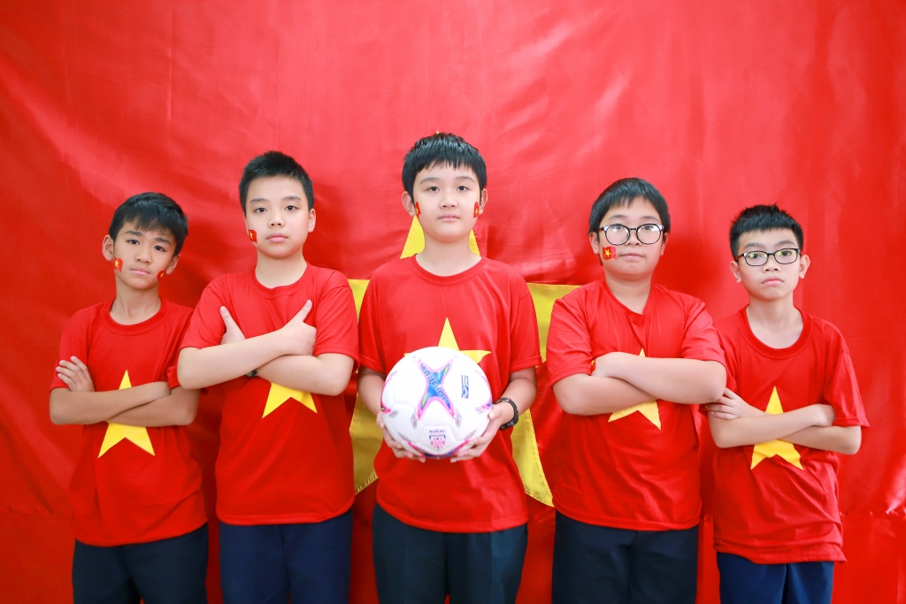Cô trò cùng nhuộm đỏ lớp học cổ vũ ĐT Việt Nam đá chung kết AFF Cup 2018 co tro cung nhuom do lop hoc co vu dt viet nam da chung ket aff cup 2018