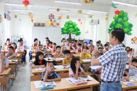 nguoi gia tre nho chen chan xep hang dai mua sach giam gia 60 o sai gon
