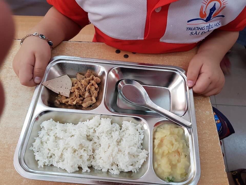 ha noi xac minh viec suat an ban tru cua tre tieu hoc dam bac mieng gio be nhu vien tay