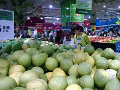 Hà Nội nắng nóng kỷ lục: Thịt cá ế, rau quả đắt lên vài giá