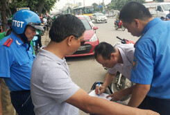 'Nhốt' hàng loạt xe Grab, Uber vì giả danh