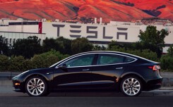 Lộ hình ảnh chiếc Tesla Model 3 'mới ra lò' đầu tiên