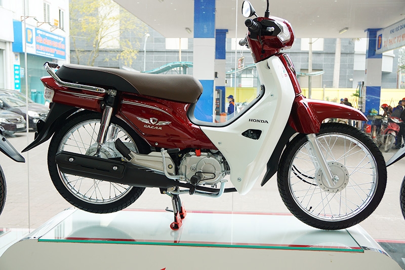 1 nam gia xe may honda giam 4 trieu dong