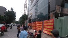 Cư dân 8B Lê Trực lại căng băng rôn đòi nhà